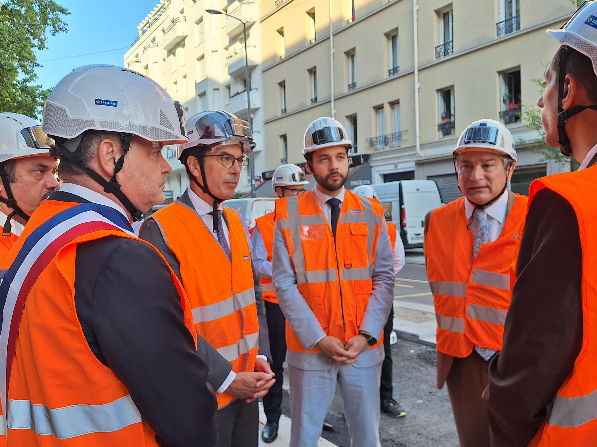 Ce vendredi 19 juin, alors que 53 départements sont placés en vigilance orange canicule, le ministre du Travail, Jean-Pierre Farandou s’est déplacé sur un chantier du BTP à Issy-les-Moulineaux (Hauts-de-Seine).