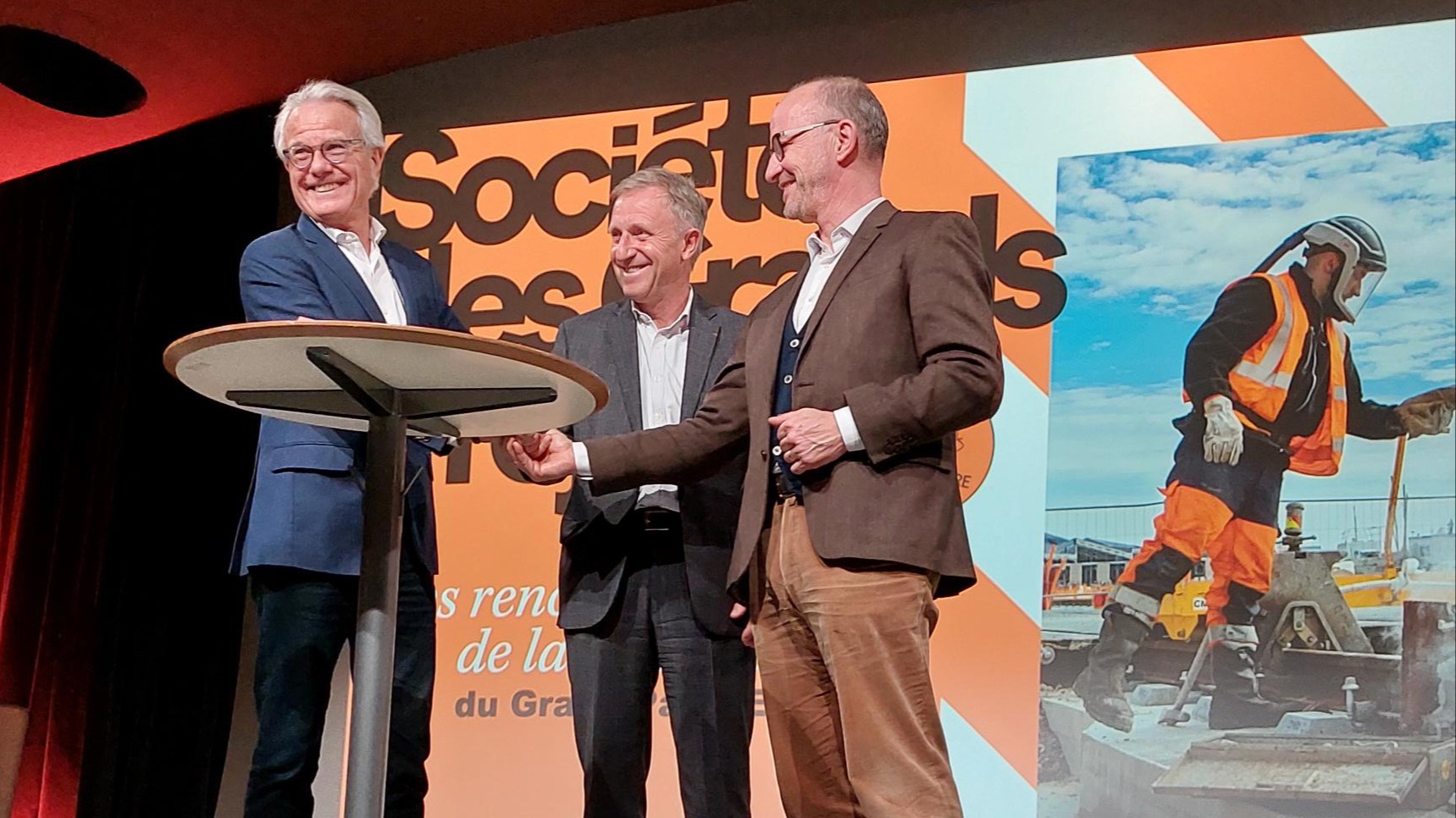 signataires du partenariats se serrant la main