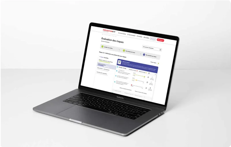 Image d’un ordinateur portable affichant une interface de gestion des risques professionnels. L’écran présente une étape de définition des actions face aux risques dans le cadre d’une évaluation, avec des options pour classer et réduire les risques selon différents critères.