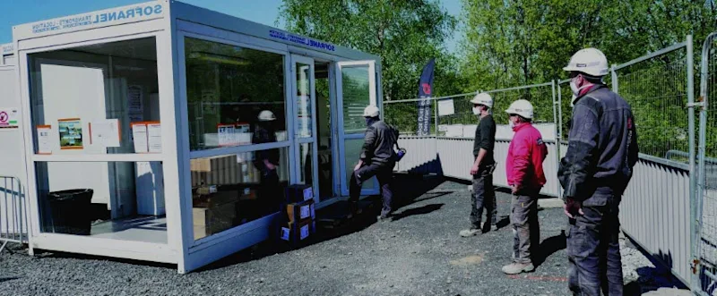 Des compagnons devant une base vie lors de l'accueil de nouveaux collaborateurs