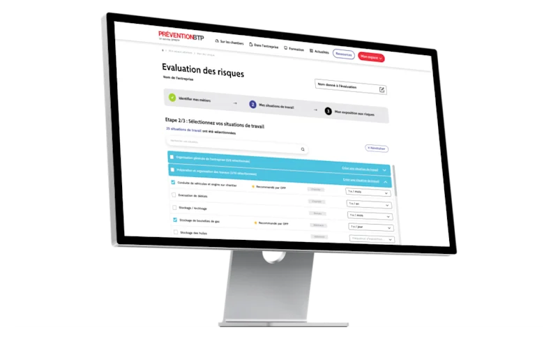 Capture d’écran montrant une interface d’évaluation des risques professionnels sur un écran d’ordinateur. L’interface inclut des étapes pour sélectionner des situations de travail spécifiques avec des catégories de risques identifiées, et des options pour les évaluer.