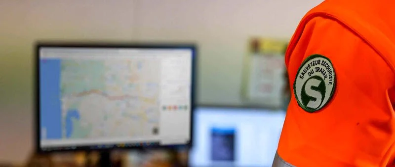 Sauveteur secouriste du travail devant un écran d'ordinateur, analysant les causes d'un accident de travail