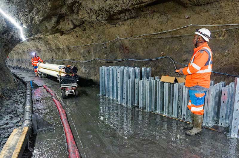 pose de 3,3 km de canalisations dans une galerie EDF exiguë