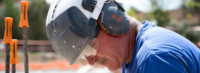 Un compagnon du BTP avec ses protections anti-bruit