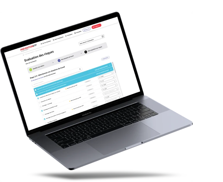 Un ordinateur portable affichant une interface d’évaluation des risques professionnels. L’écran montre une étape où l’utilisateur sélectionne des situations de travail spécifiques et évalue les risques associés. Les options sont listées avec des cases à cocher et des critères d’évaluation. L’application fait partie de la plateforme Prévention BTP.