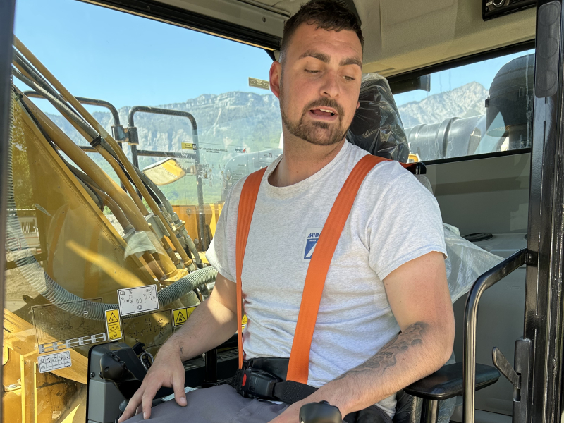 Maxime Romanet, handicapé et conducteur d’engins chez Midali Frères