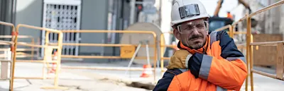 Compagnon du BTP se plaignant de douleurs sur un chantier