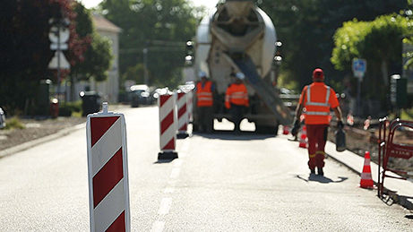 Compagnons qui mettent en place une signalisation temporaire