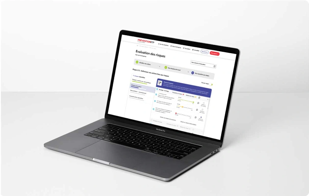 Image d’un ordinateur portable affichant une interface de gestion des risques professionnels. L’écran présente une étape de définition des actions face aux risques dans le cadre d’une évaluation, avec des options pour classer et réduire les risques selon différents critères.