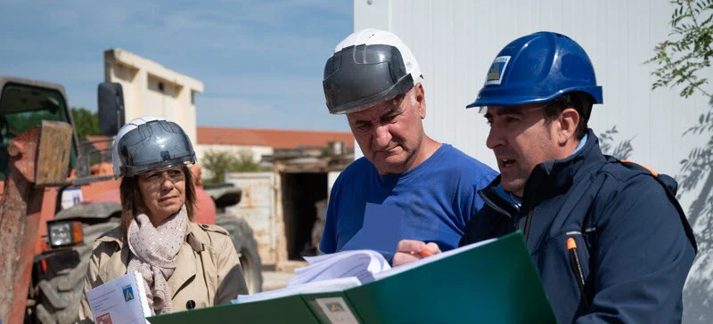 Encadrants de chantier consultant un mode opératoire