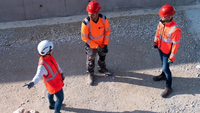 Des compagnons sur un chantier