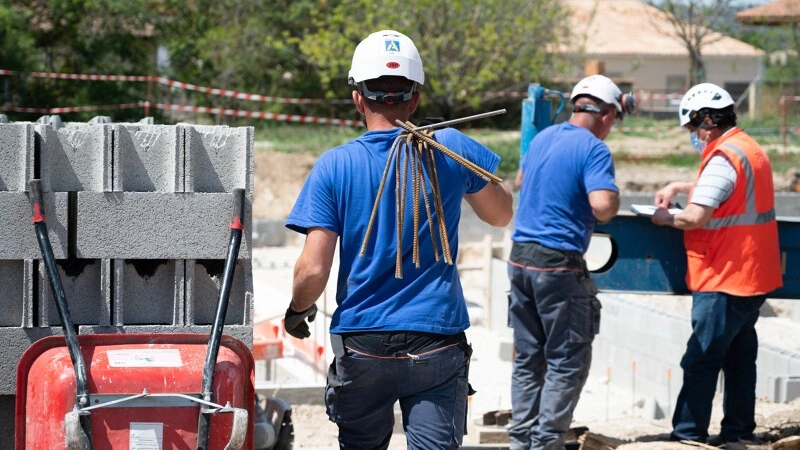 Des compagnons sur un chantier