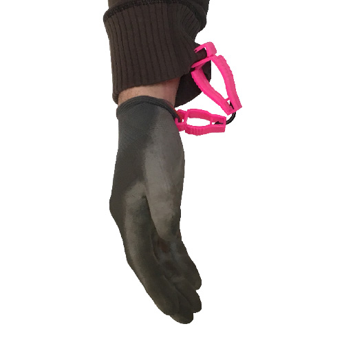 Le clip accroché à la manche du vêtement pour retenir le gant une fois celui-ci enlevé