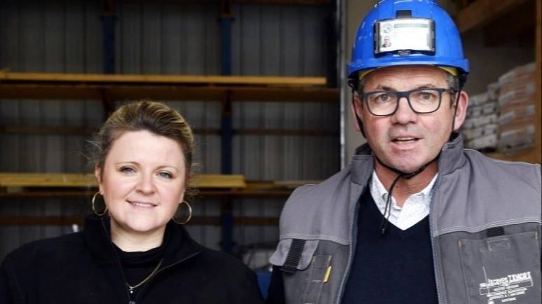 Un chef d'entreprise qui explique le chantier à ses collaborateurs