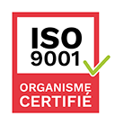 Un logo rouge et blanc indiquant la certification ISO 9001, avec un texte en majuscules “ORGANISME CERTIFIÉ” en dessous. Un symbole de coche verte apparaît dans le coin inférieur droit, signifiant que l’organisme est certifié conforme à la norme ISO 9001.