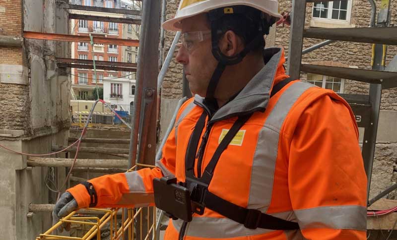 Antonio Pinto Barros a enfilé le harnais pectoral sur lequel il vient fixer son smartphone