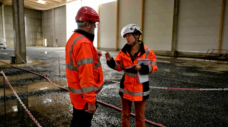 Deux personnes qui discutent sur un chantier